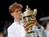 1752512810433-jannik-sinner-cetak-sejarah-juara-wimbledon-2025-usai-taklukkan-alcaraz-1752492988287_43