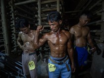 1754996693920-buruh-pabrik-genting-jatiwangi-adu-otot-di-lomba-binaraga-1754969713486_43
