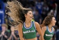 1761542252503-aksi-cheerleaders-mavericks-bikin-gagal-fokus-di-tengah-laga-nba-1761534197248_43