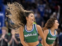 1761542252503-aksi-cheerleaders-mavericks-bikin-gagal-fokus-di-tengah-laga-nba-1761534197248_43
