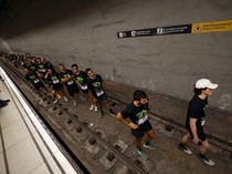 1762406406218-unik-ratusan-peserta-lari-di-terowongan-bawah-tanah-rayakan-100-tahun-metro-barcelona-1762343463110_43