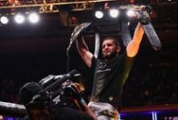 1763291886054-islam-makhachev-pecahkan-sejarah-rebut-sabuk-welter-dan-jadi-raja-dua-divisi-di-ufc-322-1763282269761_43
