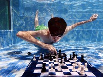1765343081785-aksi-unik-main-catur-di-dalam-air-1765269722223_43