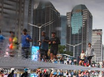 1767503141476-cfd-perdana-2026-warga-padati-sudirman-untuk-berolahraga-1767497721527_43