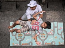 1767956689965-berlatih-akrobatik-capoeira-di-gang-sempit-jakarta-1767929889434_43